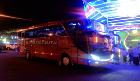 Bus Kwantrans Orange Malam