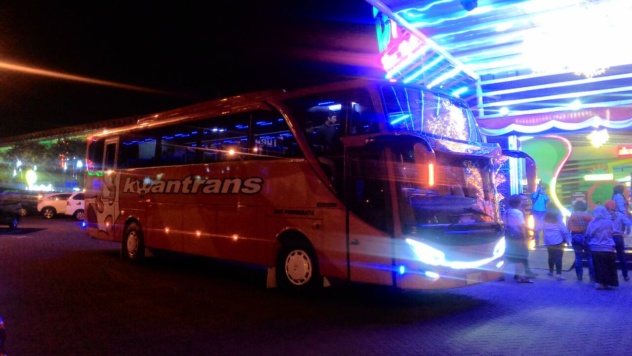 Bus Kwantrans Orange Malam